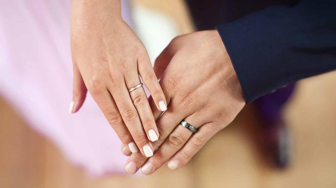 gros-plan-mains-hands-alliances-engagement-rings-photographe-mariage-wedding-photographer