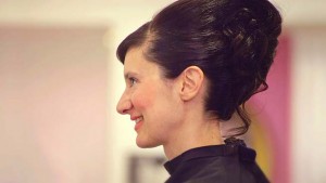 preparation coiffure instant lifestyle wedding photography, sourire, photographe mariage vintage et retro à Nancy, Metz, Strasbourg, Lorraine et Alsace