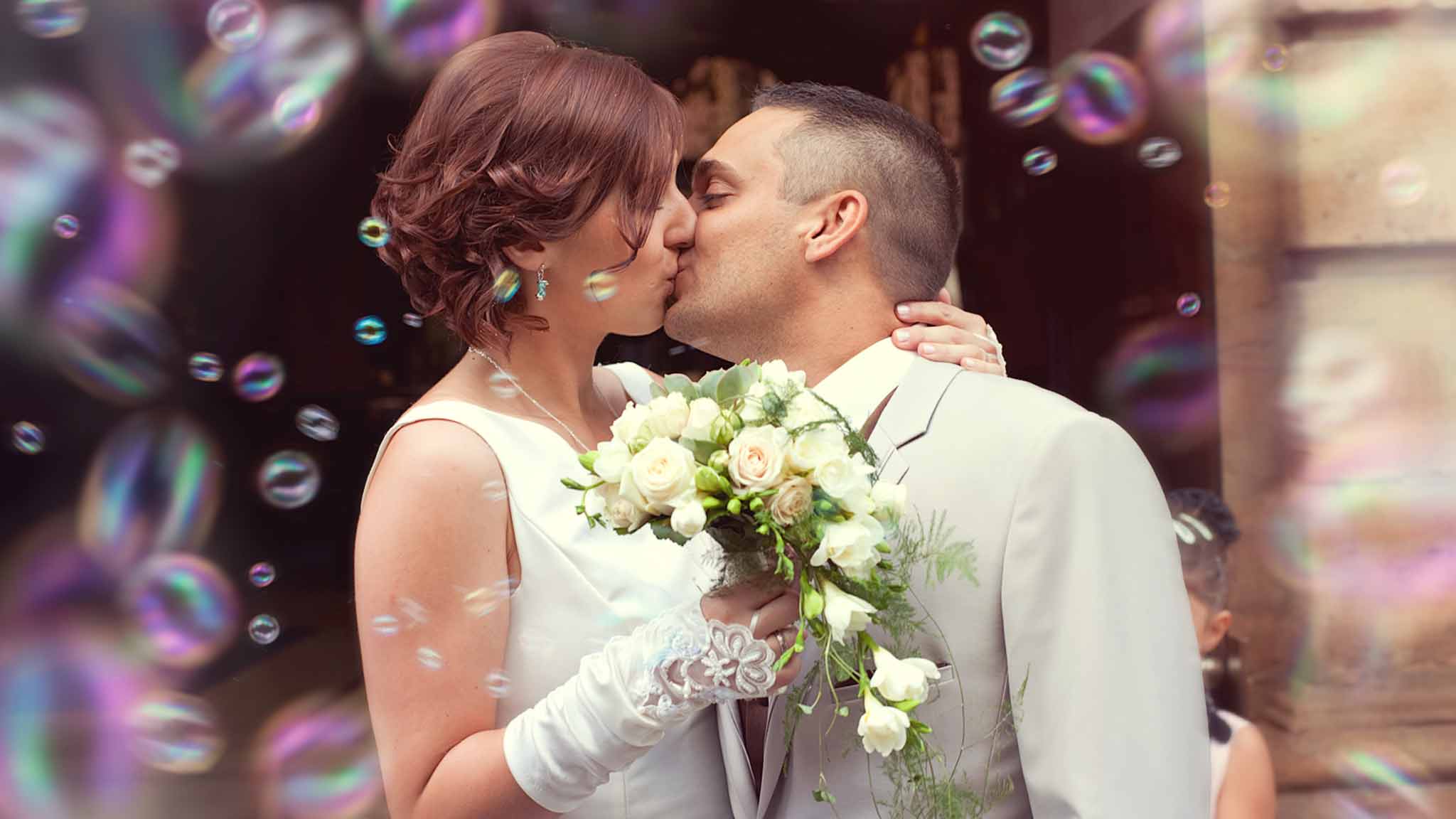 couple-mairie-bulles-baiser-photographe-mariage-wedding-photographer