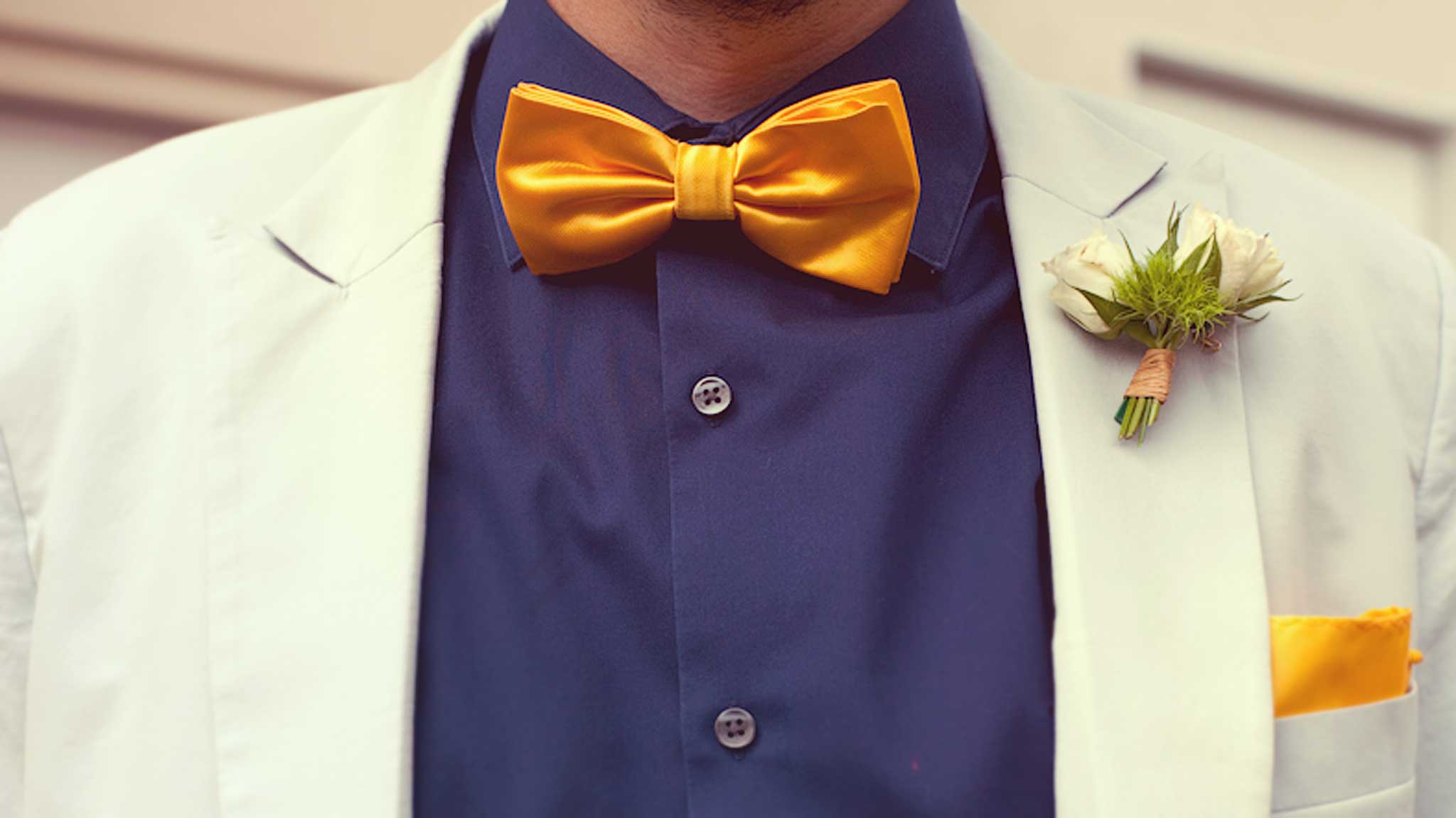 detail-gentle-studio-photographe-mariage-costume-groom-vinatge-yellow-tie-noeud-papillon-jaune