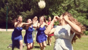 photo-reportage-mariage-lancer-bouquet